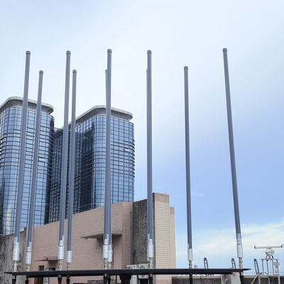 Système anti-entraînement anti-drone / anti-UAV à haute puissance avec une portée d'entraînement de 500 m à 2 km et jusqu'à 95% d'humidité imperméable à l'eau IP65 pour l'installation en stationnement